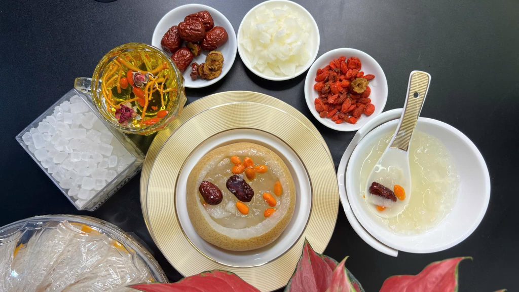 So sánh thành phần dinh dưỡng trong tổ yến với thịt bò và trứng