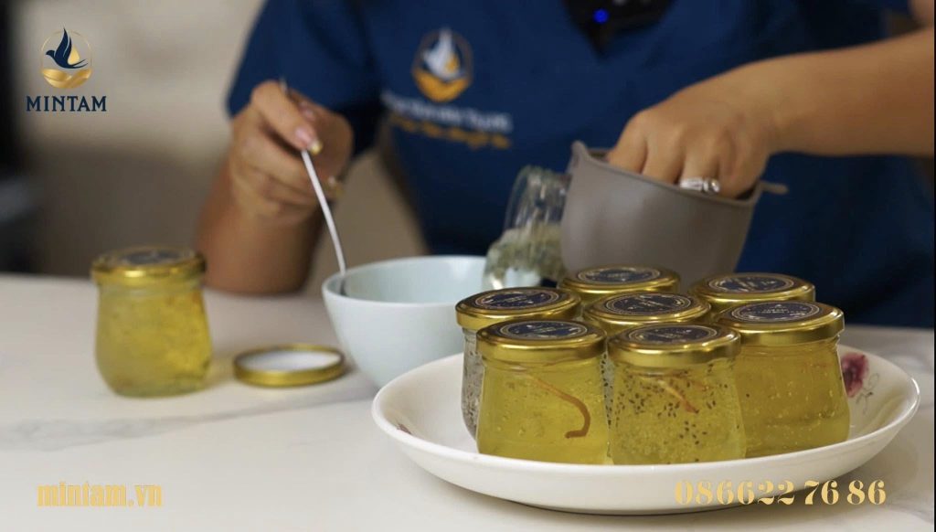 Hũ yến chưng saffron sợi nở đều vàng tự nhiên