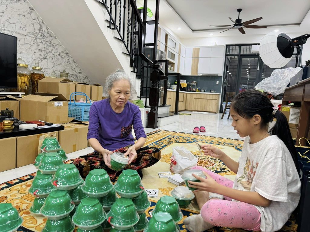 Người lớn tuổi suy nhược sau ốm cần phục hồi thể trạng