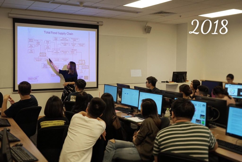 Annie Huỳnh trong buổi đào tạo về hệ thống bán hàng không phụ thuộc người chủ